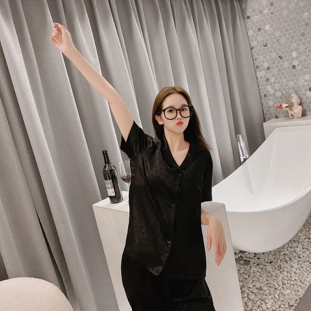 🅿️360 Croxin Home Clothes High-end Korean silk fabric is skin-friendly, soft and comfortable. Same style for men and women. Women’s sizes: XS~M, men’s sizes: M, L